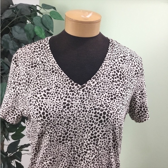 LANDS End Medium short sleeve v neck tee
Thicker weight 
Animal print - Picture 12 of 15